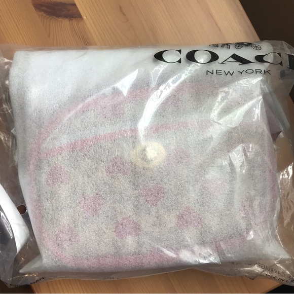 ❤️Coach Camera Bag In Signature Canvas With Heart Print - Picture 5 of 16